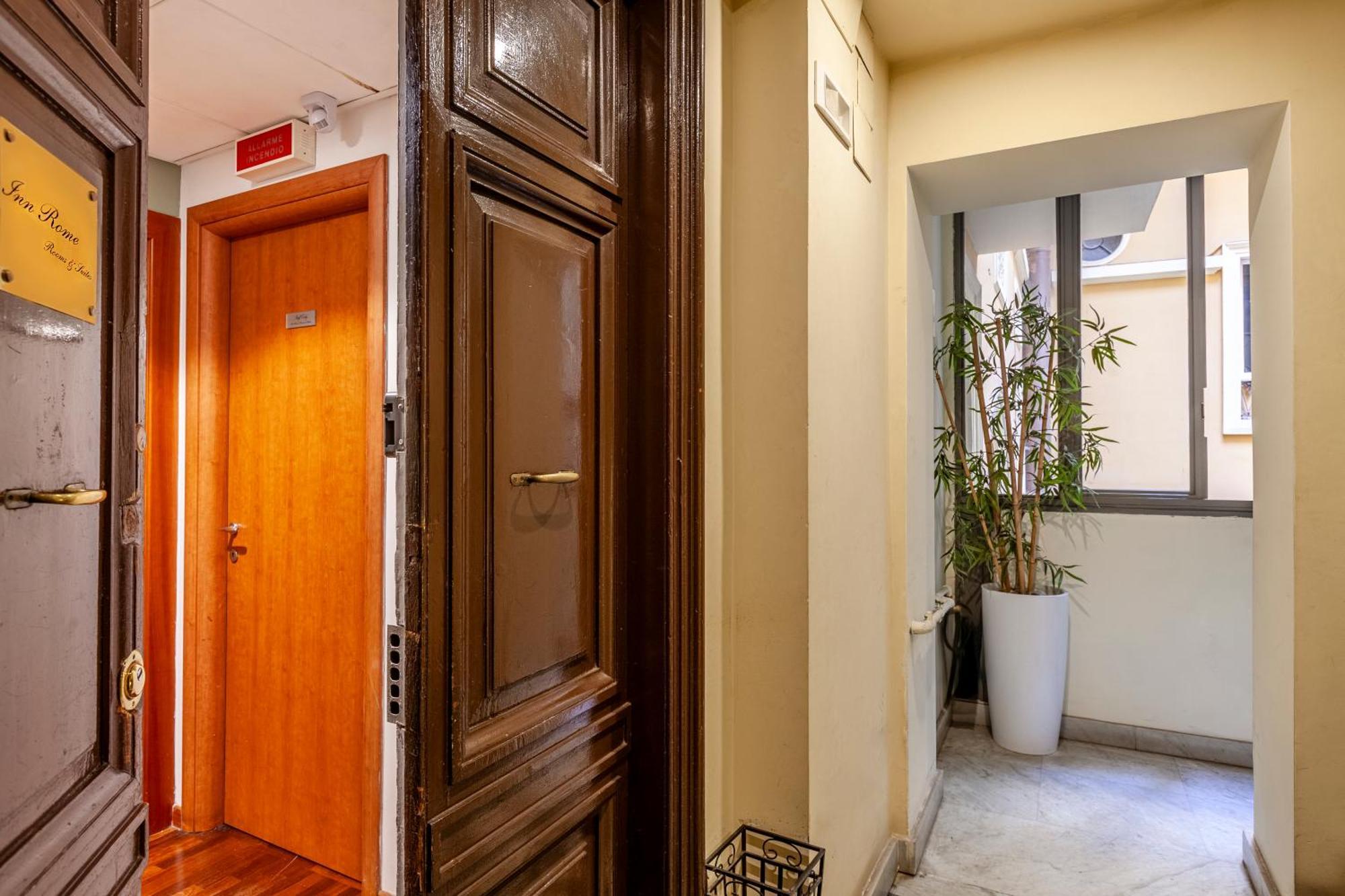 Inn Rome Rooms & Suites Екстер'єр фото
