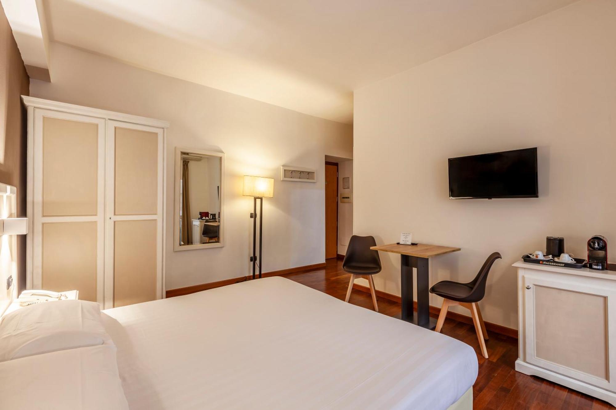 Inn Rome Rooms & Suites Екстер'єр фото