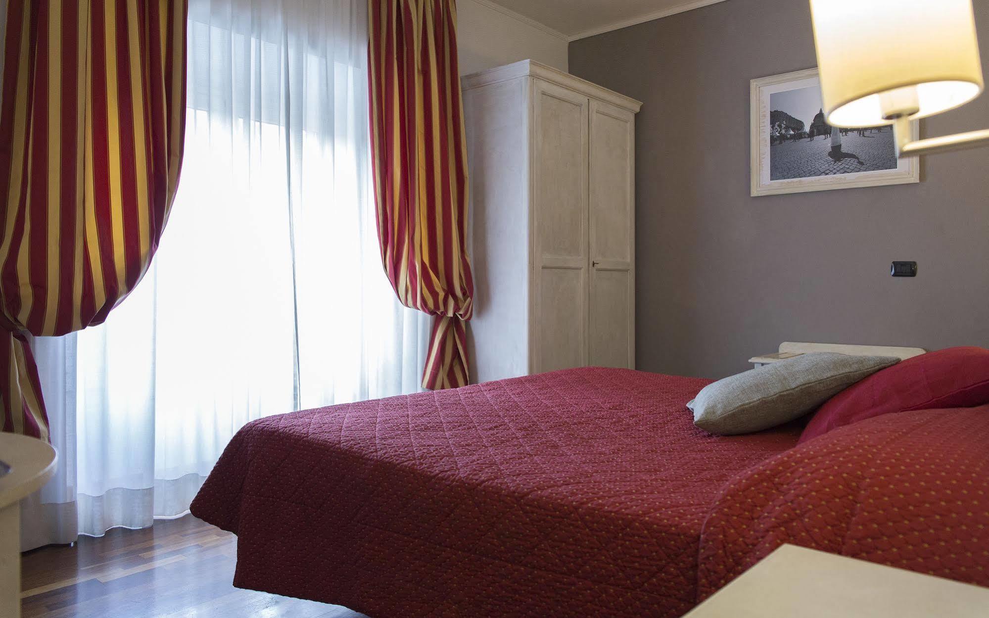 Inn Rome Rooms & Suites Екстер'єр фото