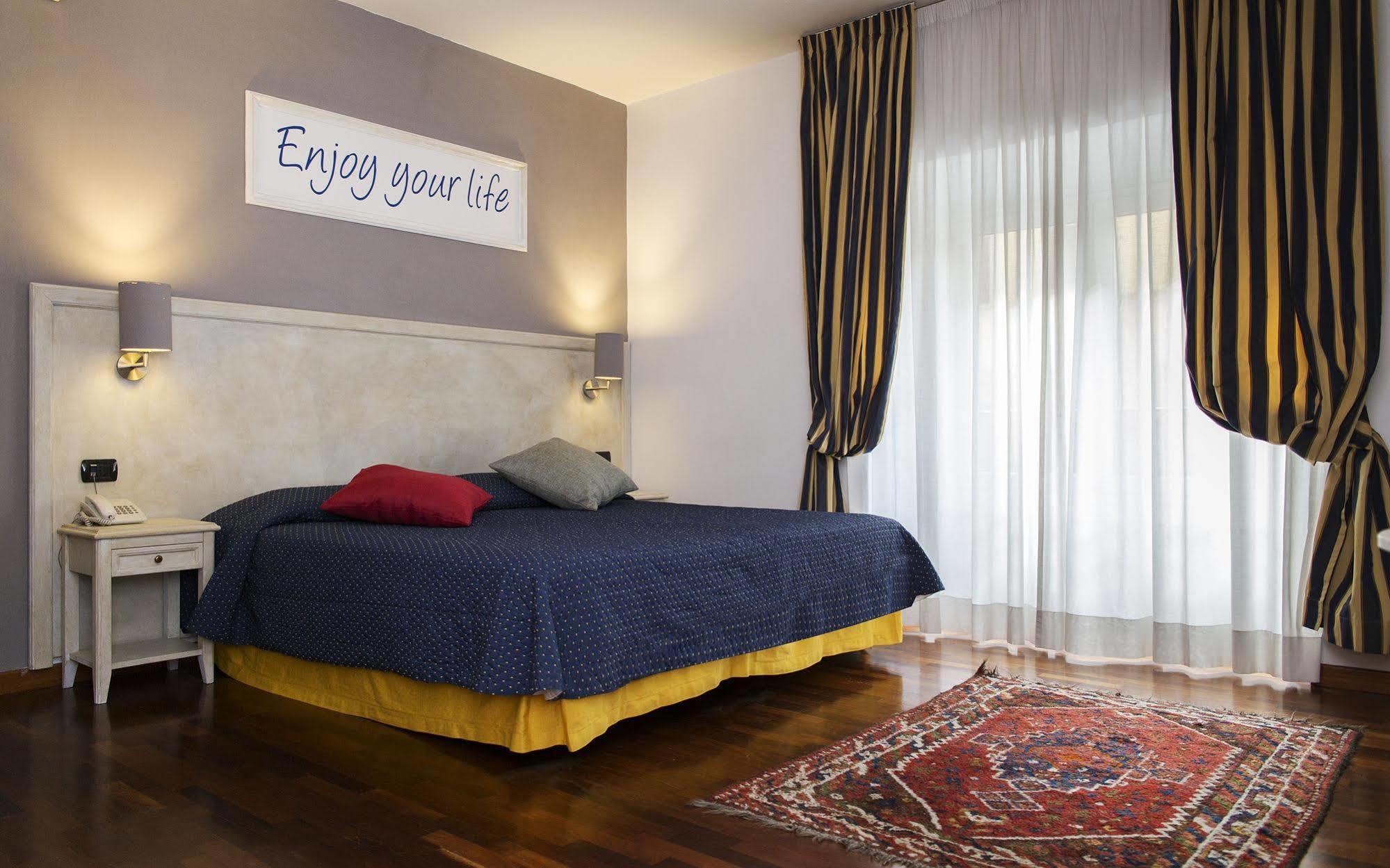 Inn Rome Rooms & Suites Екстер'єр фото
