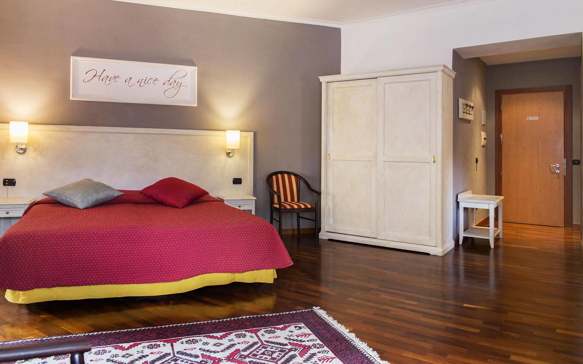 Inn Rome Rooms & Suites Екстер'єр фото