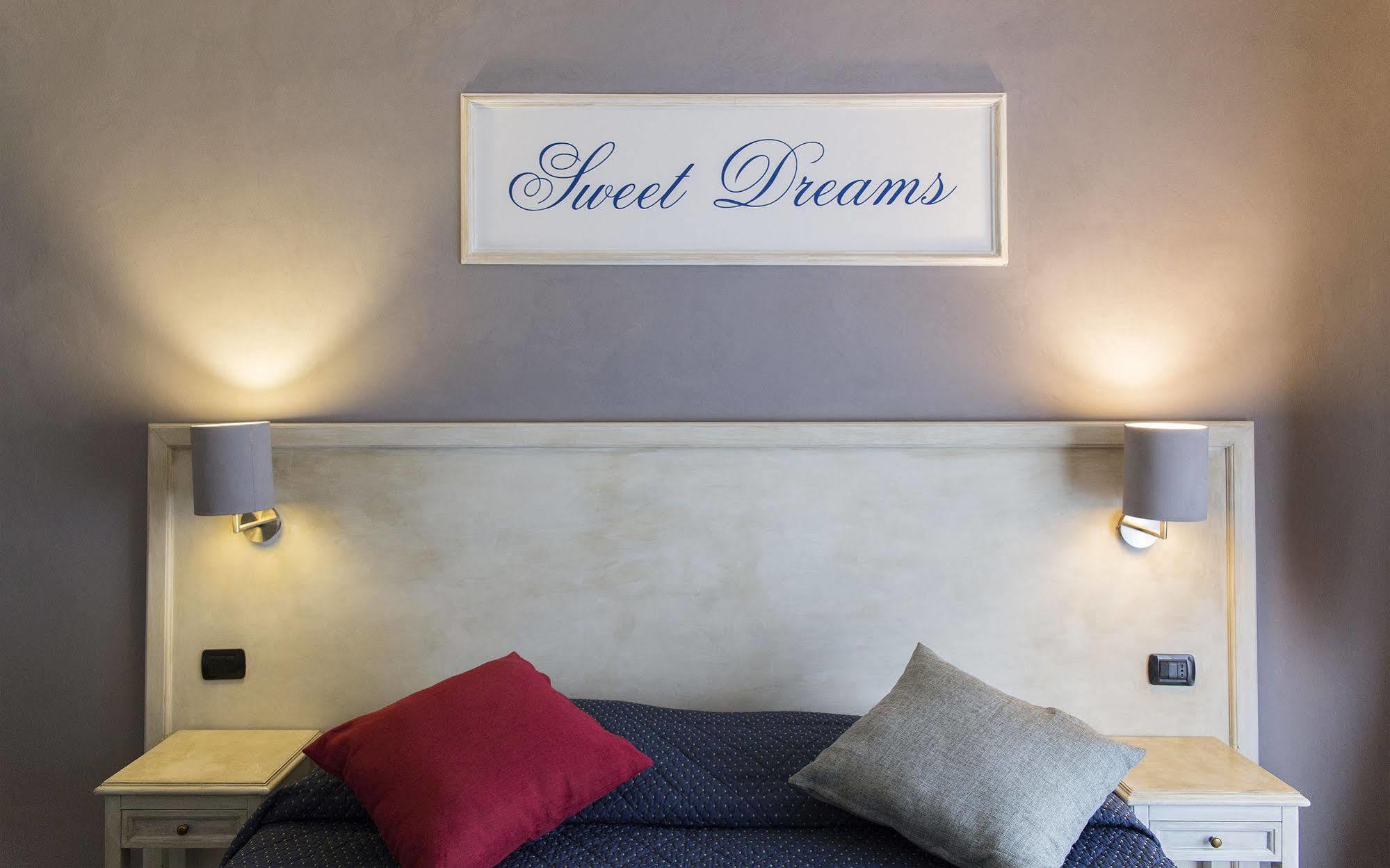 Inn Rome Rooms & Suites Екстер'єр фото