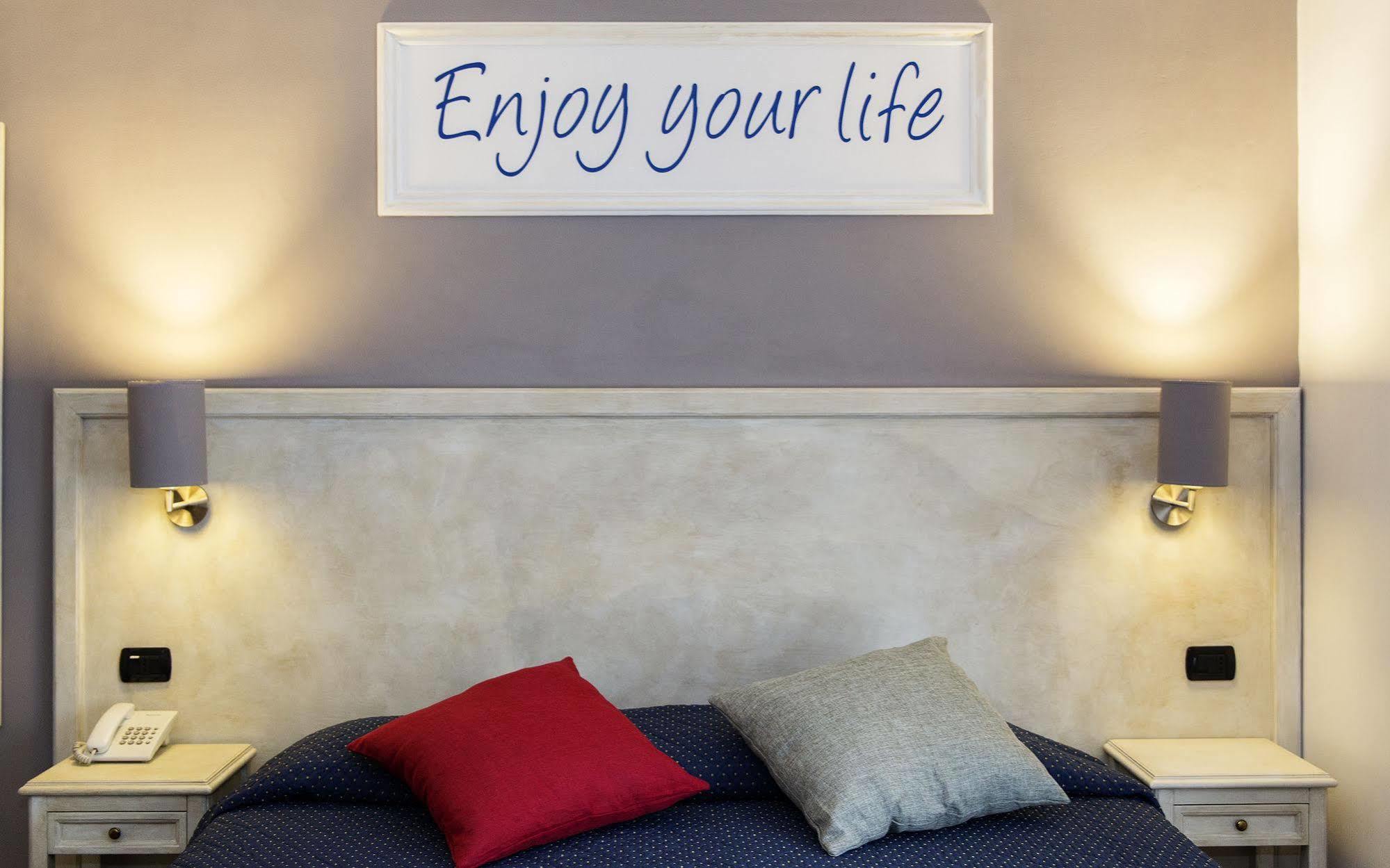 Inn Rome Rooms & Suites Екстер'єр фото