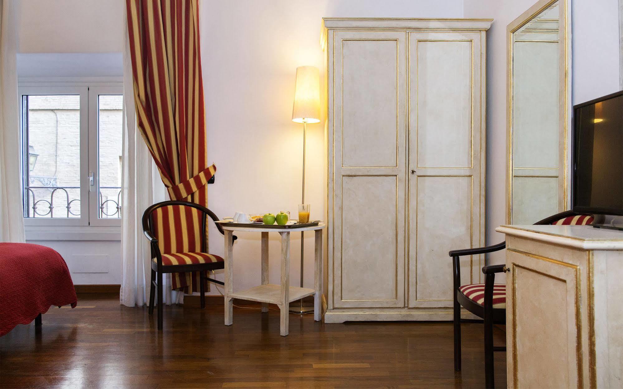 Inn Rome Rooms & Suites Екстер'єр фото
