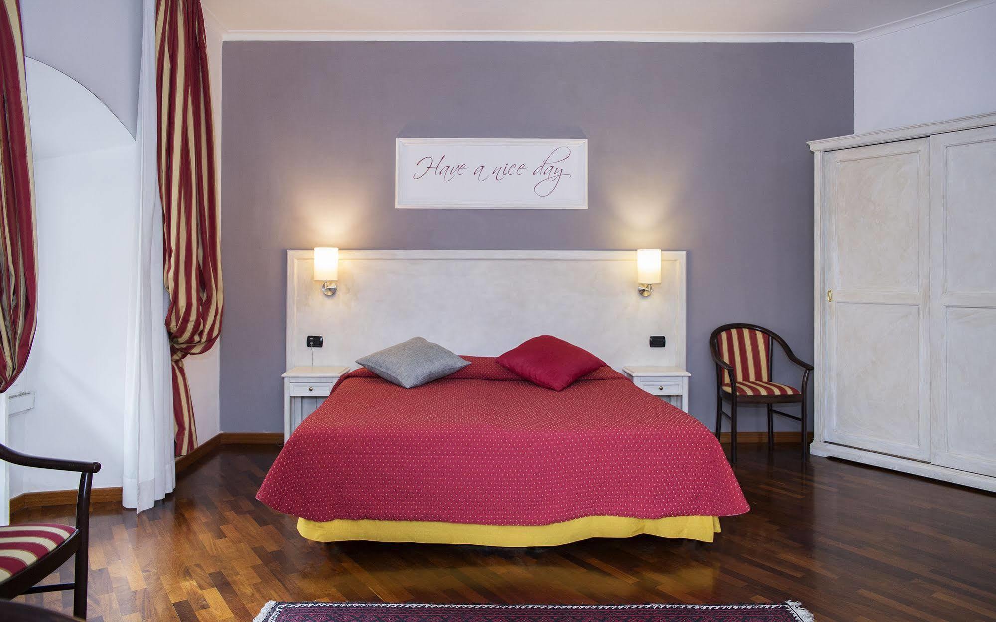 Inn Rome Rooms & Suites Екстер'єр фото