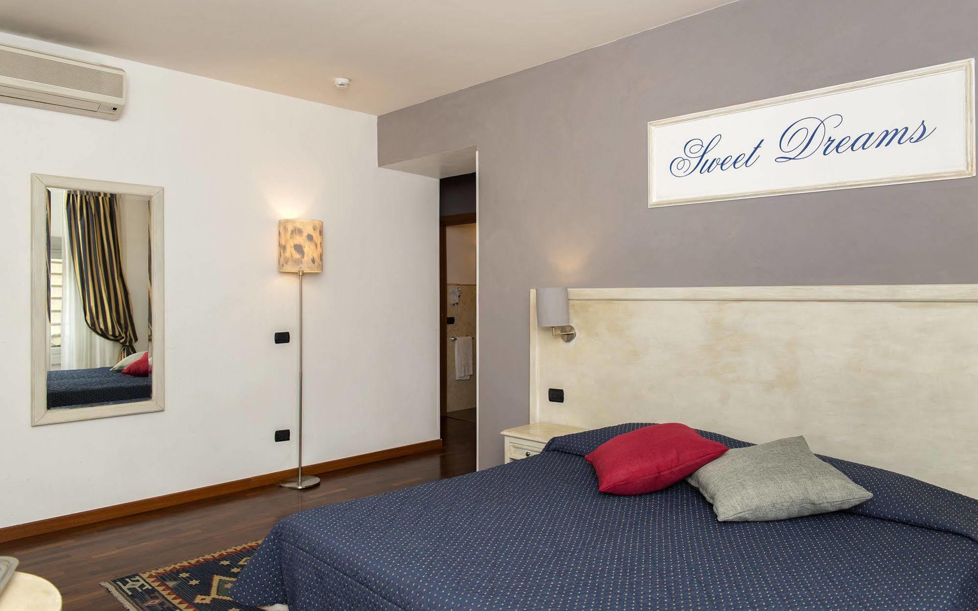 Inn Rome Rooms & Suites Екстер'єр фото
