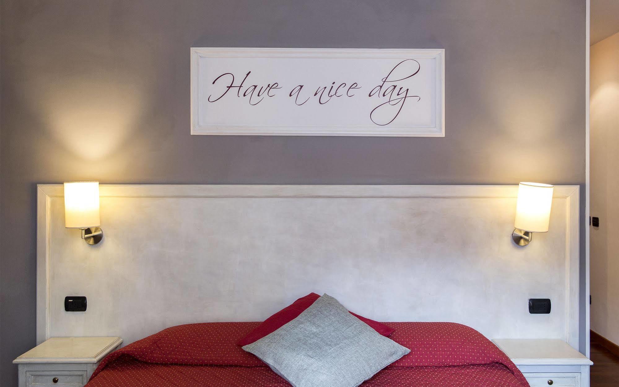 Inn Rome Rooms & Suites Екстер'єр фото