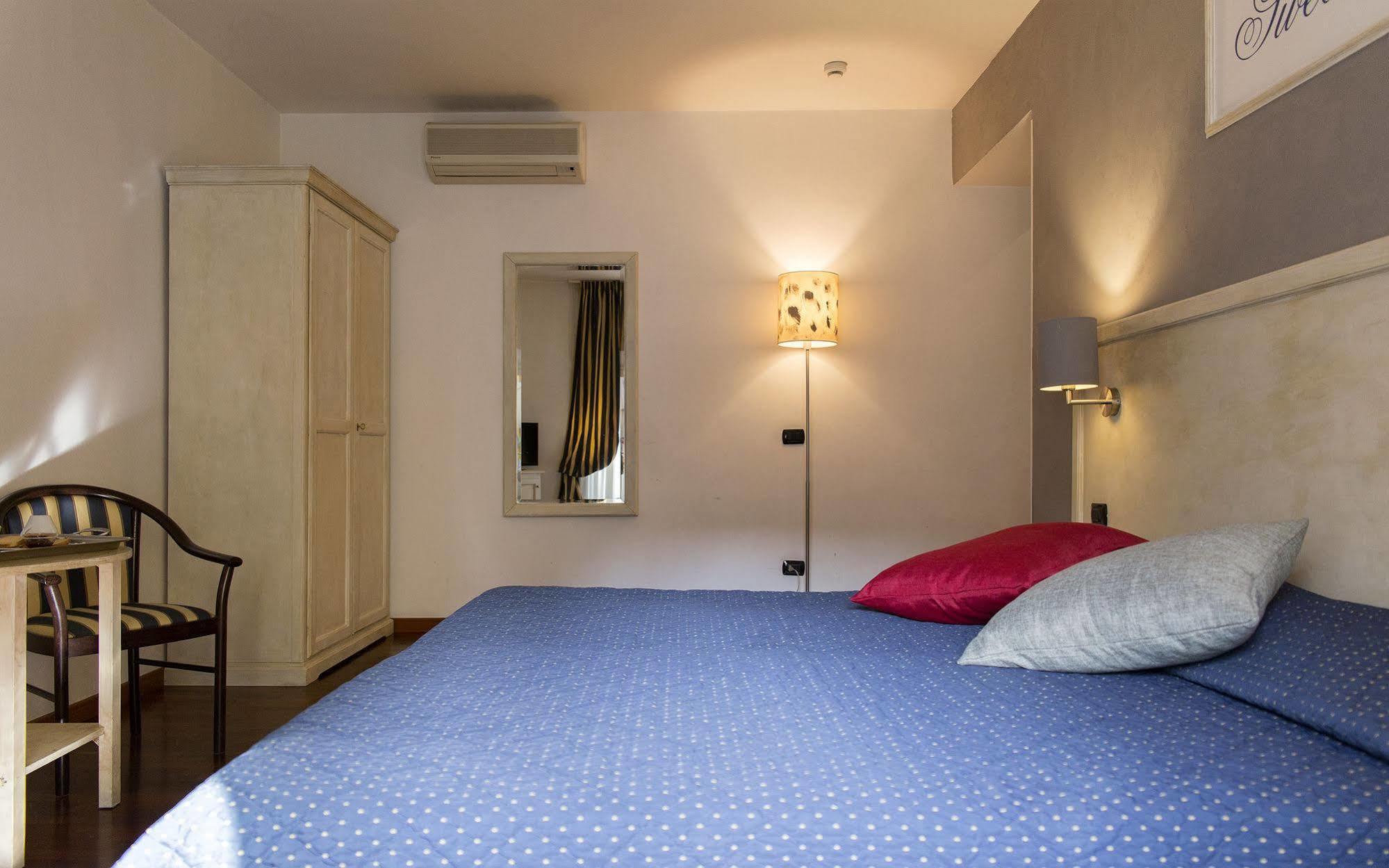 Inn Rome Rooms & Suites Екстер'єр фото