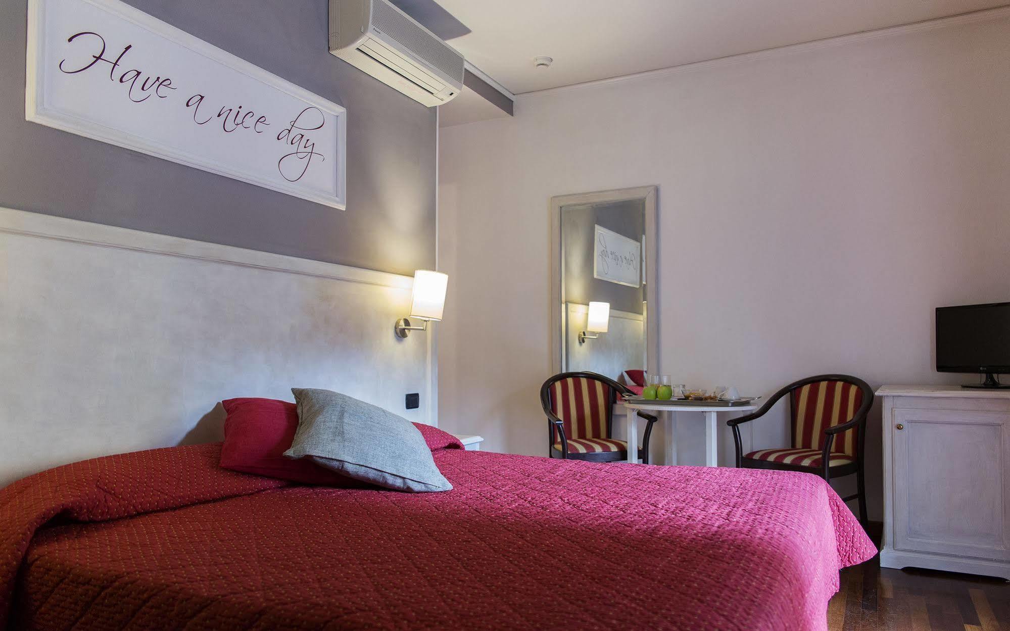 Inn Rome Rooms & Suites Екстер'єр фото